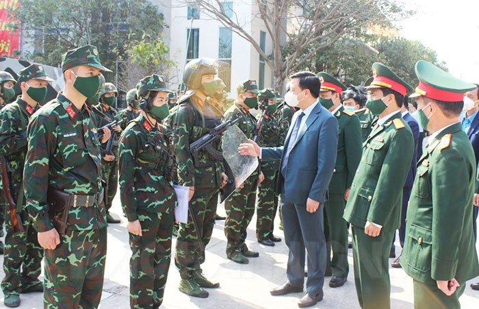 Các đồng chí lãnh đạo tỉnh thăm, tặng quà một số đơn vị làm nhiệm vụ phục vụ Tết